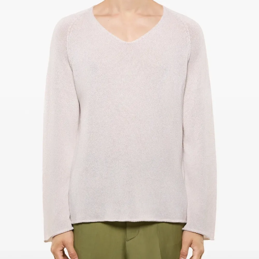 Джемпер с V-образным вырезом