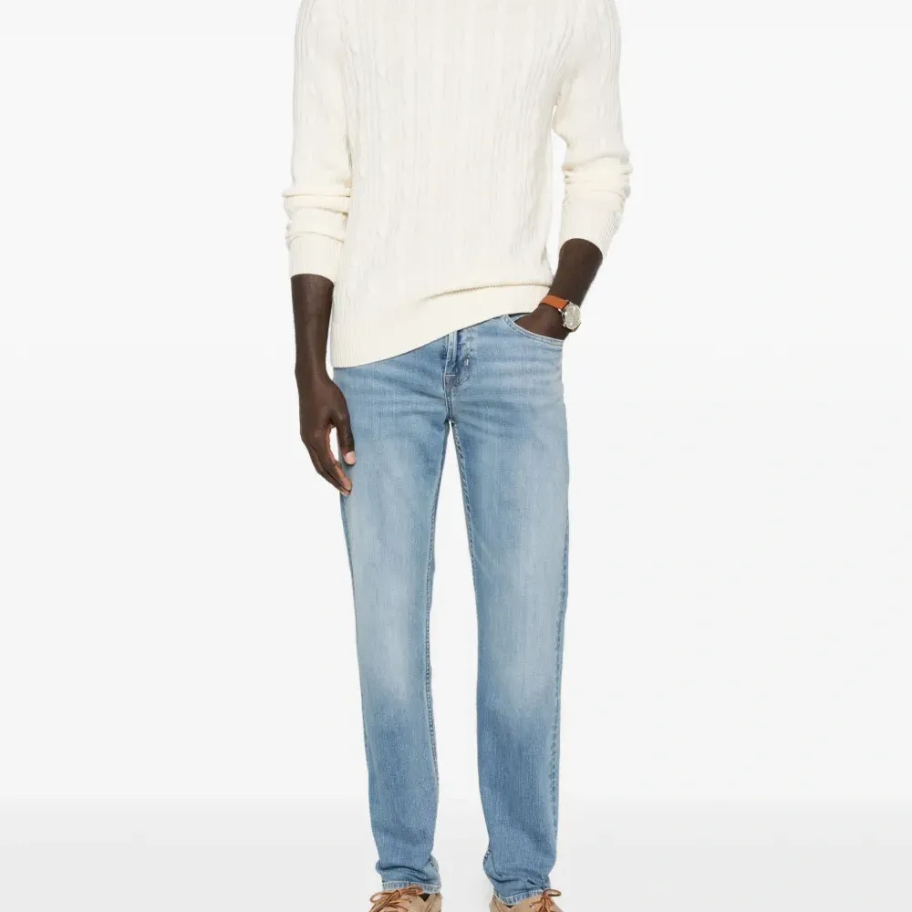 Вязаный свитер с круглым вырезом