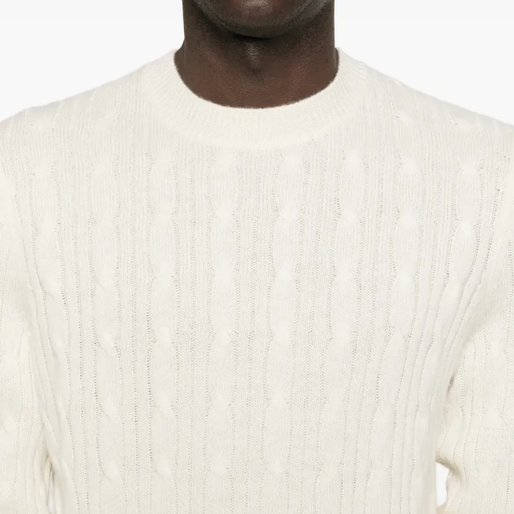 Вязаный свитер с круглым вырезом