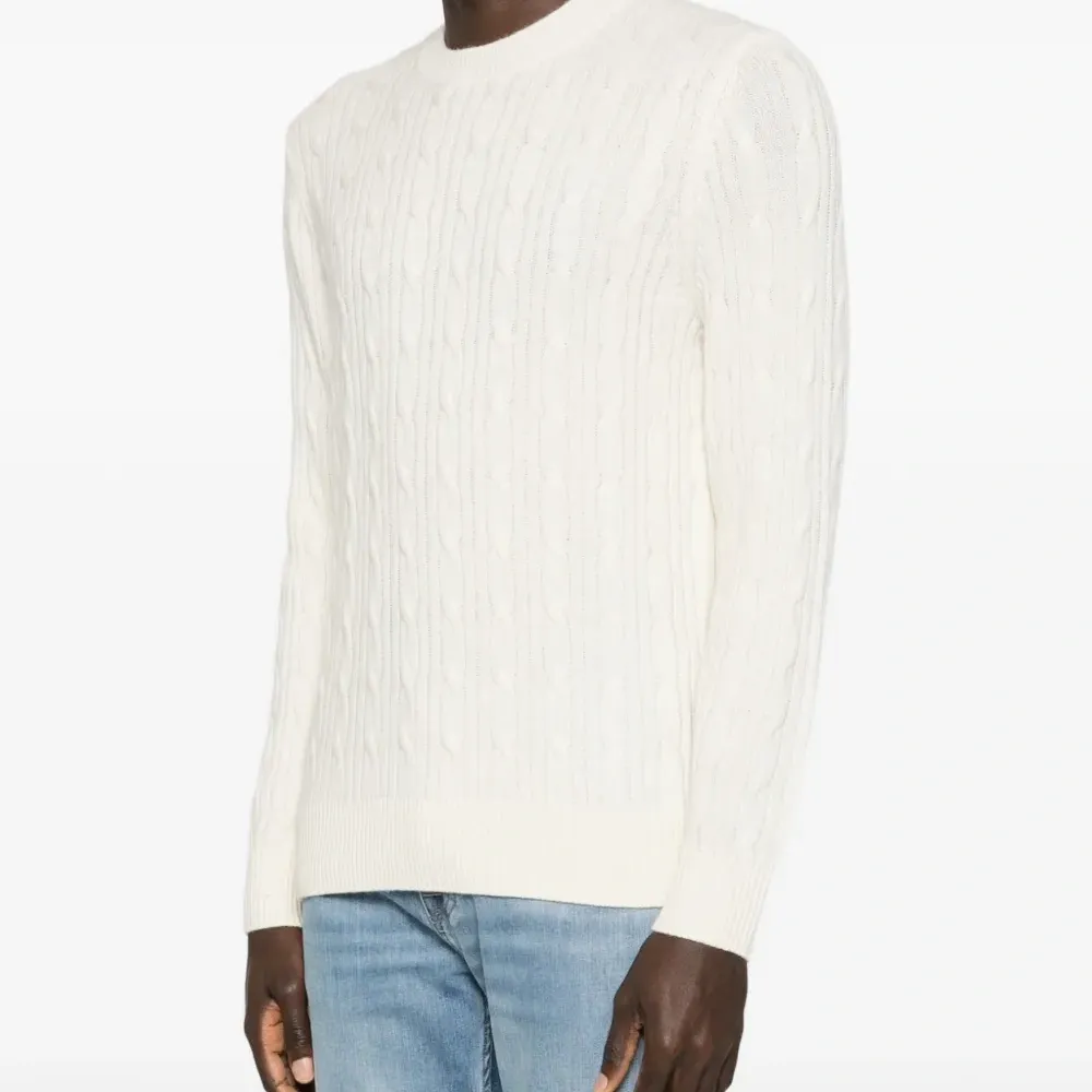 Вязаный свитер с круглым вырезом