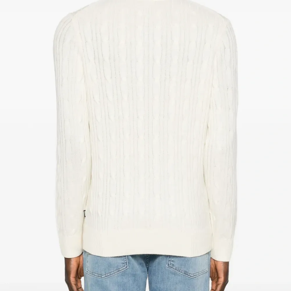 Вязаный свитер с круглым вырезом