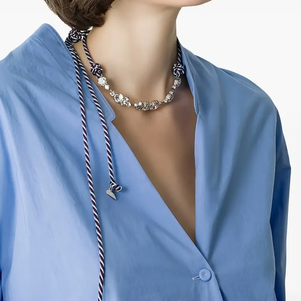 Плетёное ожерелье с украшением из кристаллов