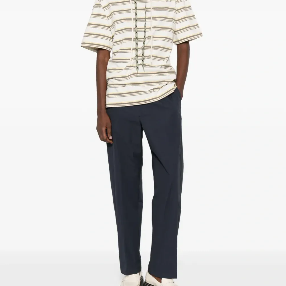 Футболка в полоску с шнуровкой