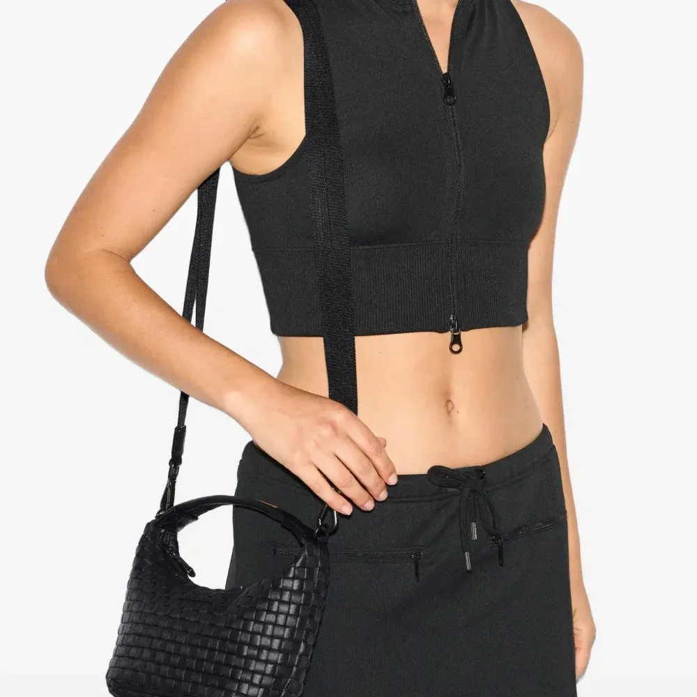 Мини-хобо-сумка из плетеного материала