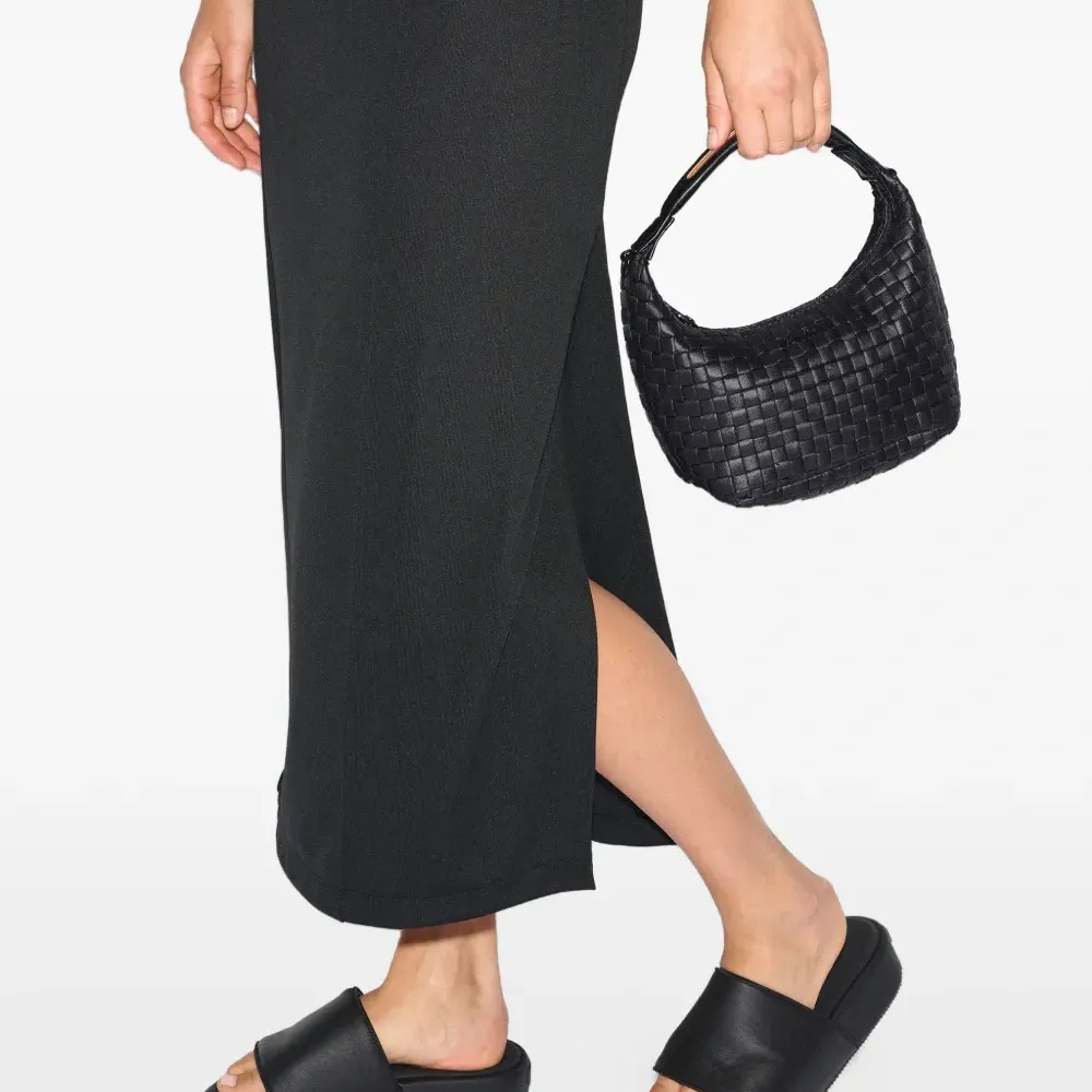 Мини-хобо-сумка из плетеного материала