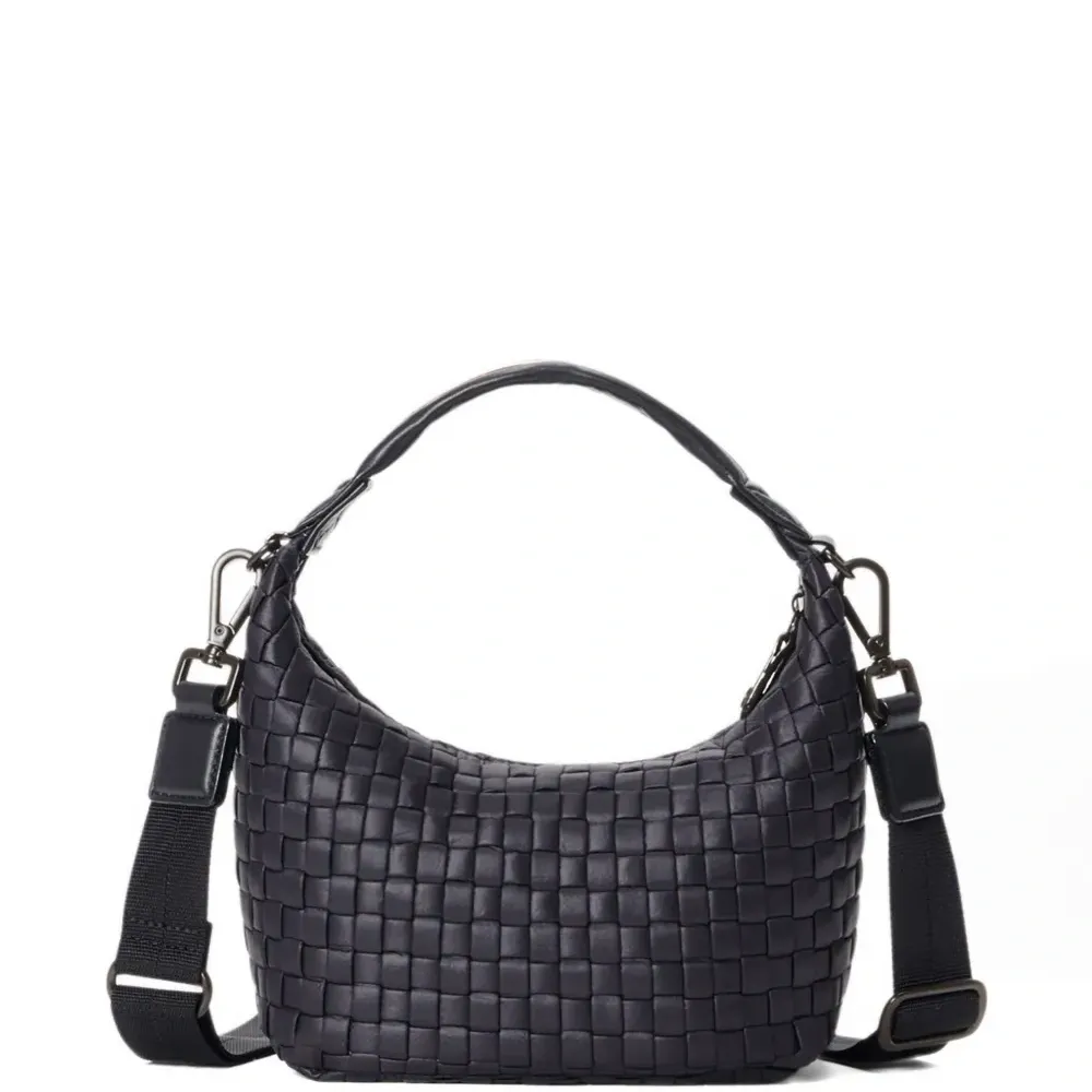 Мини-хобо-сумка из плетеного материала