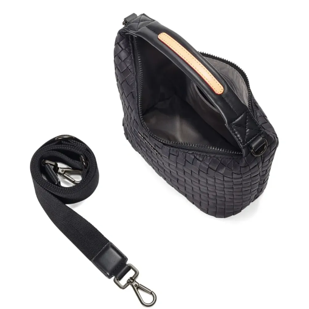 Мини-хобо-сумка из плетеного материала