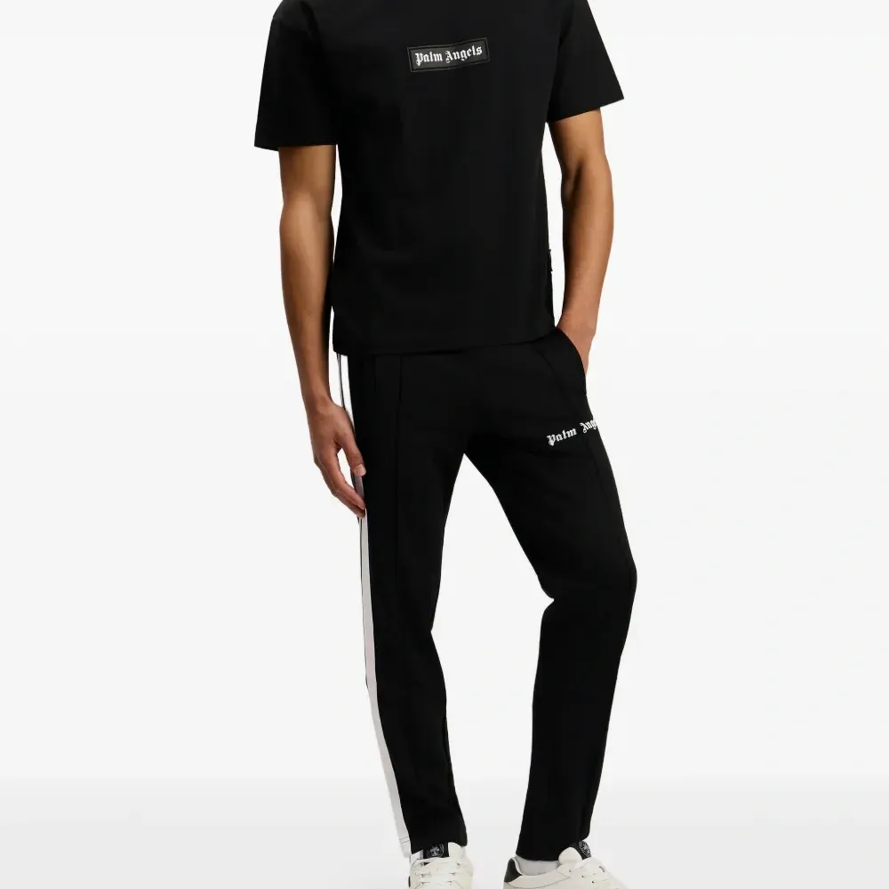 Футболка с логотипом в рамке