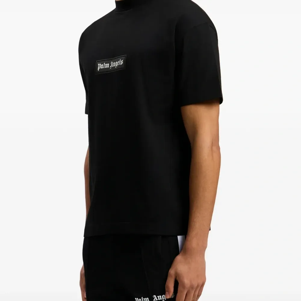 Футболка с логотипом в рамке