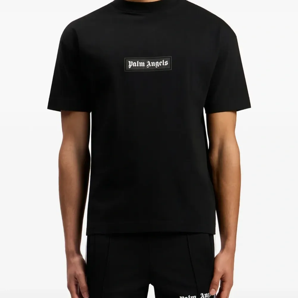 Футболка с логотипом в рамке