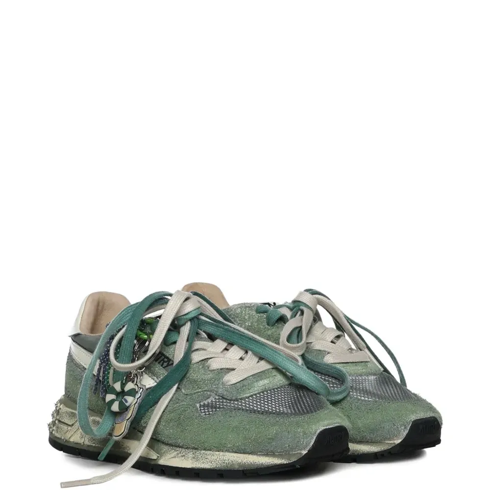 Кроссовки на шнуровке