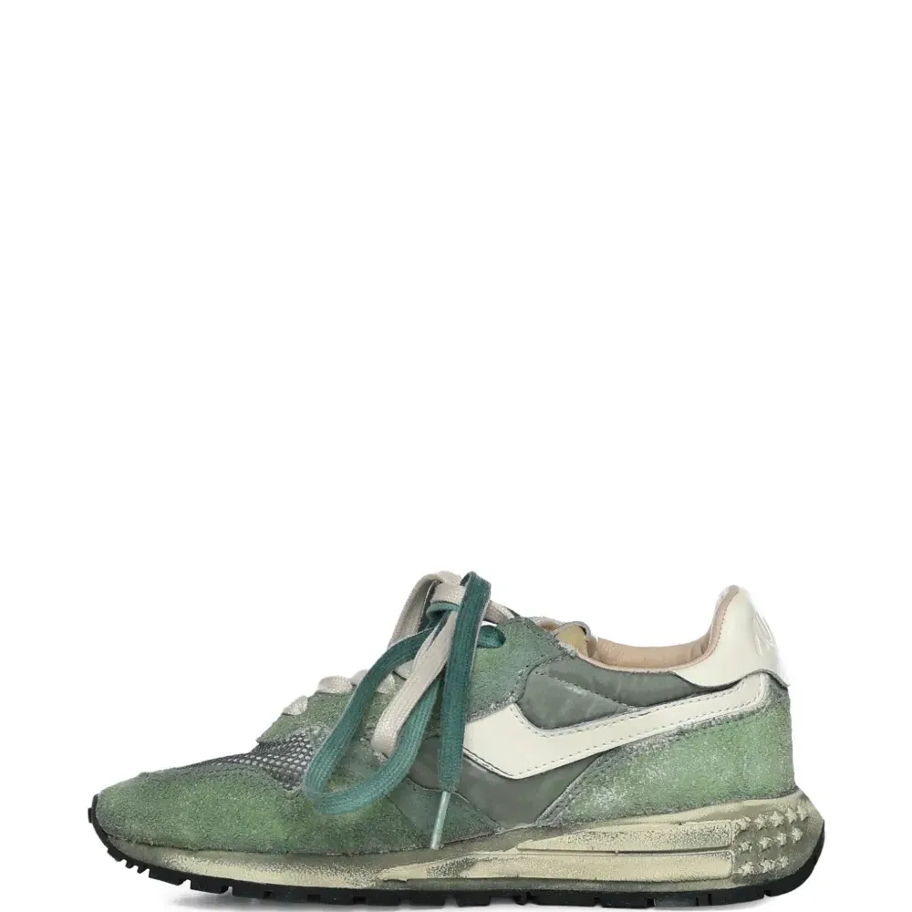 Кроссовки на шнуровке