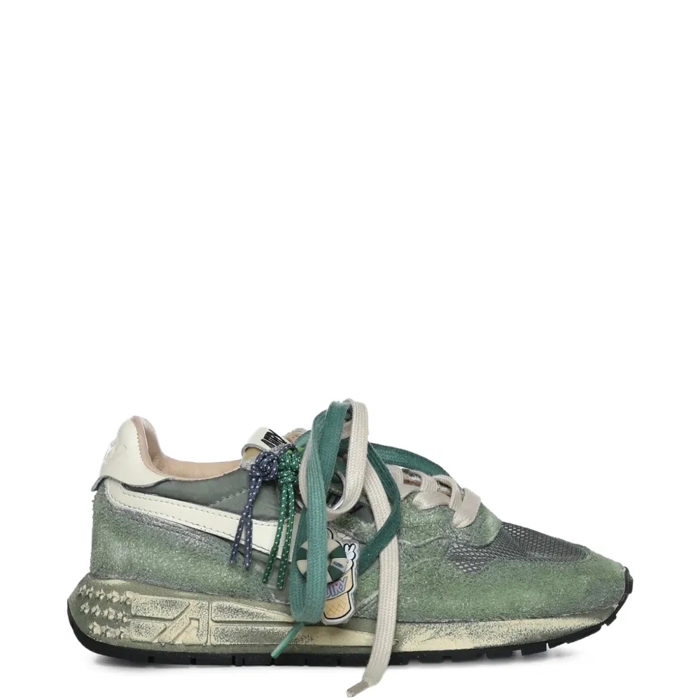 Кроссовки на шнуровке