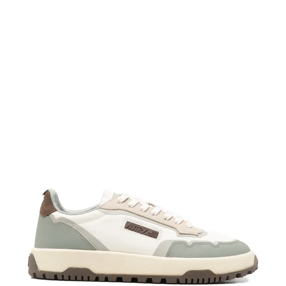 Кроссовки с панелями на шнуровке