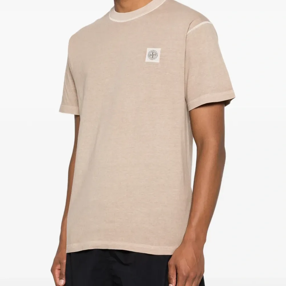 Футболка с нашивкой-логотипом