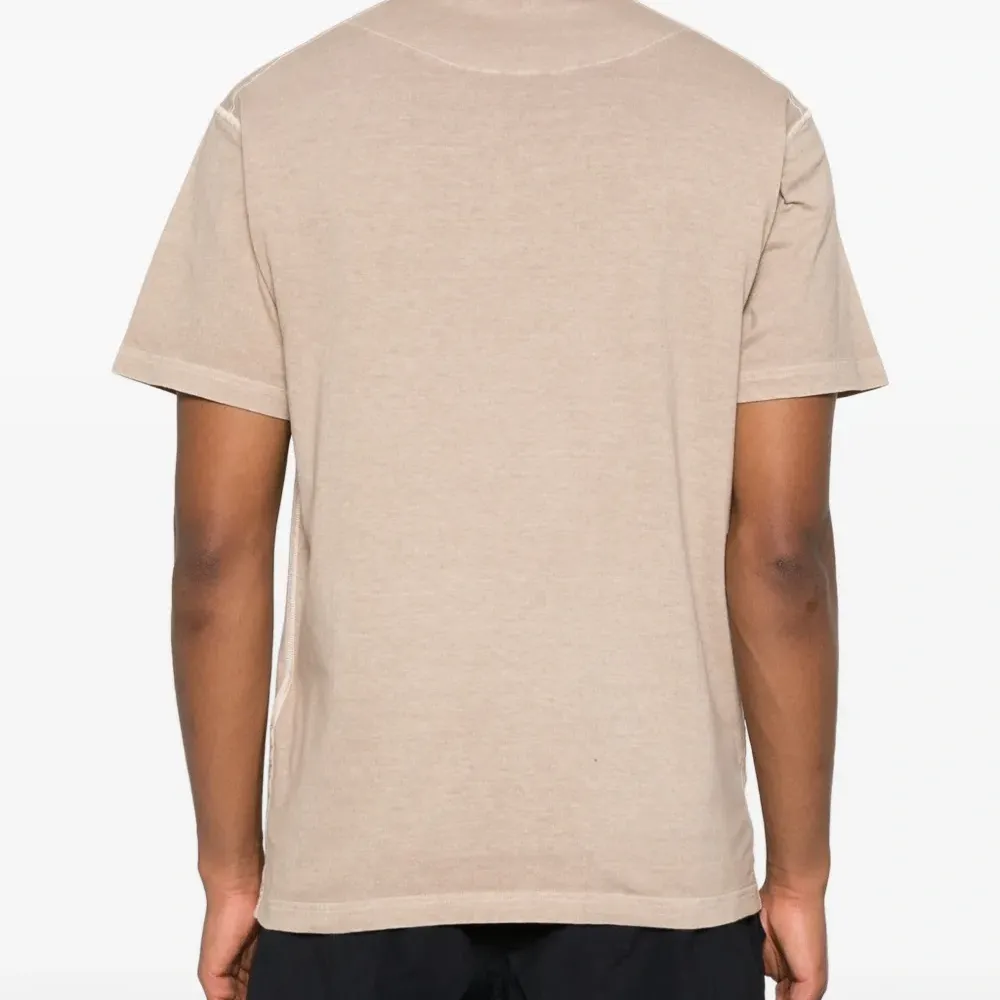 Футболка с нашивкой-логотипом