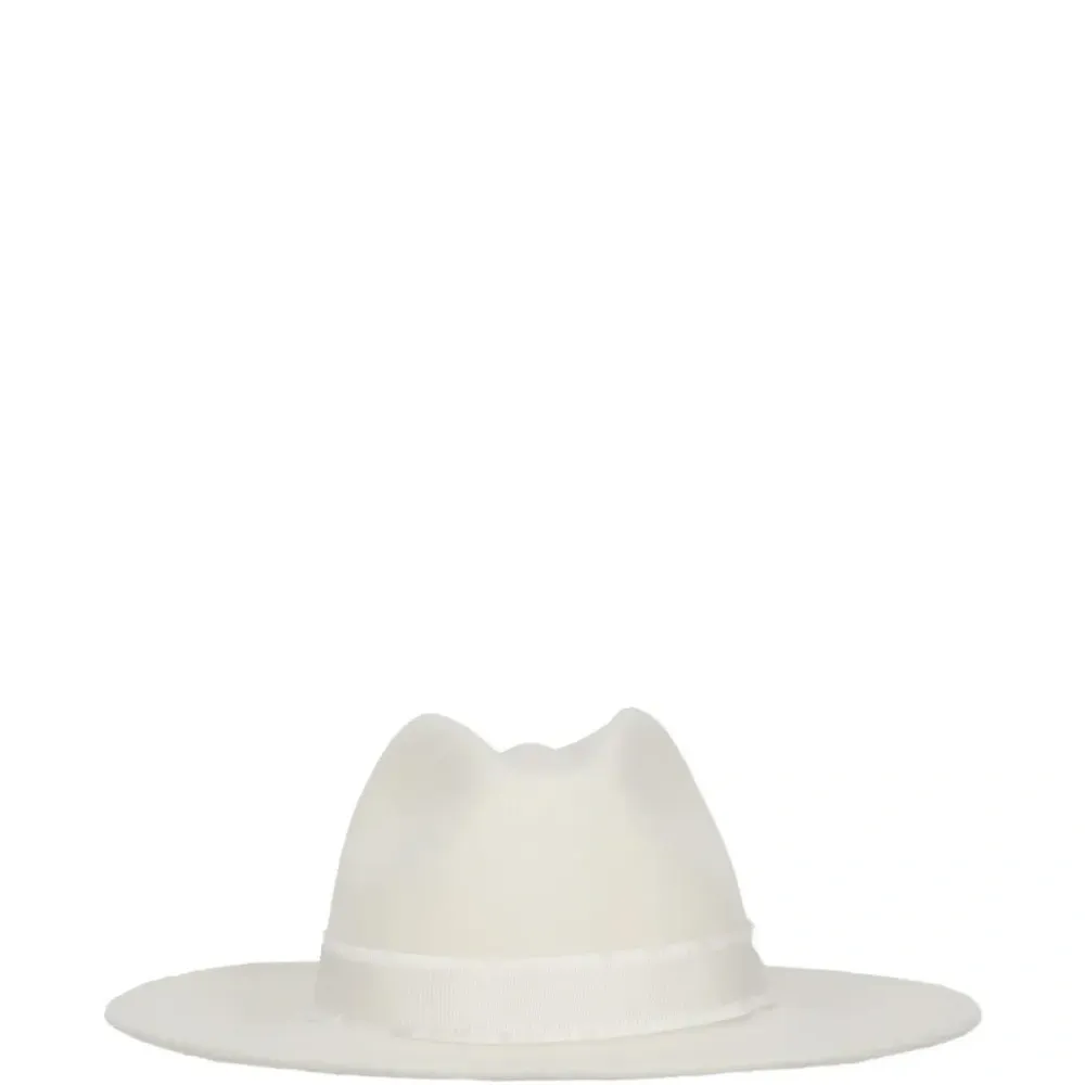 Шляпа с отделкой лентой