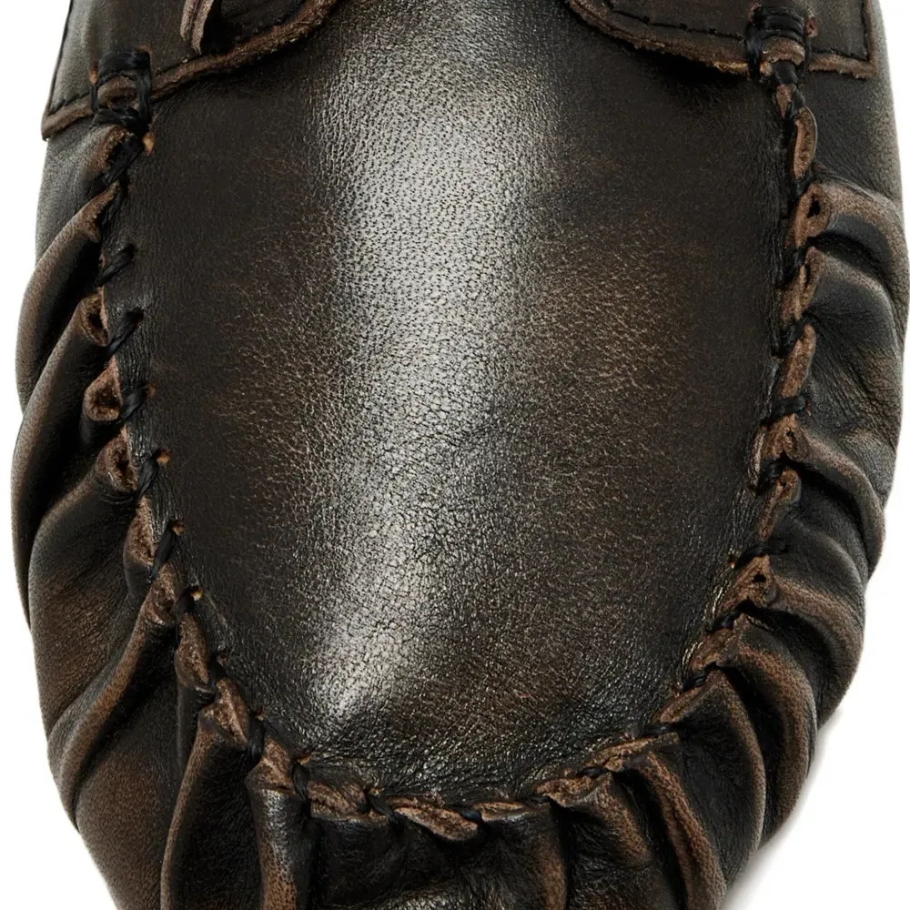 Коричневые лоферы на шнуровке с брашированной отделкой