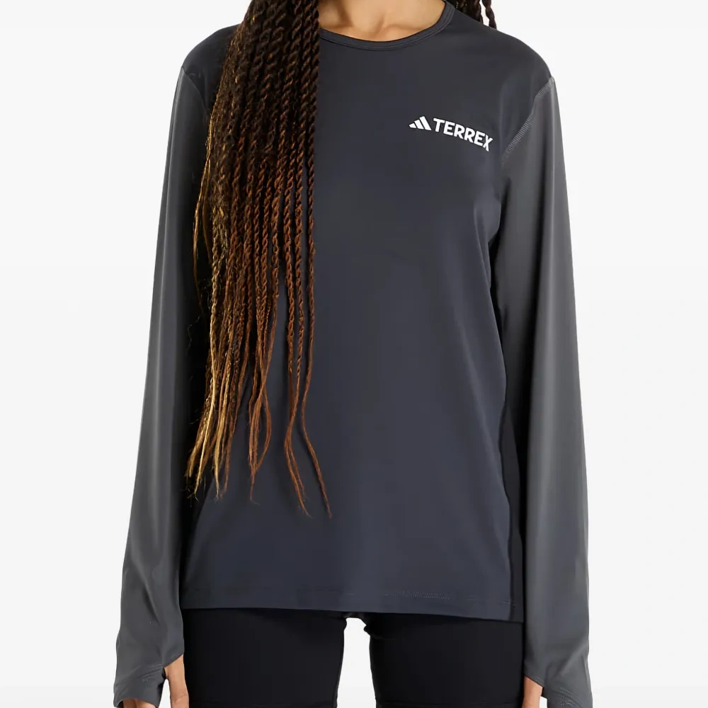 Термосвитер с отверстиями для больших пальцев Термосвитер с отверстиями для больших пальцев