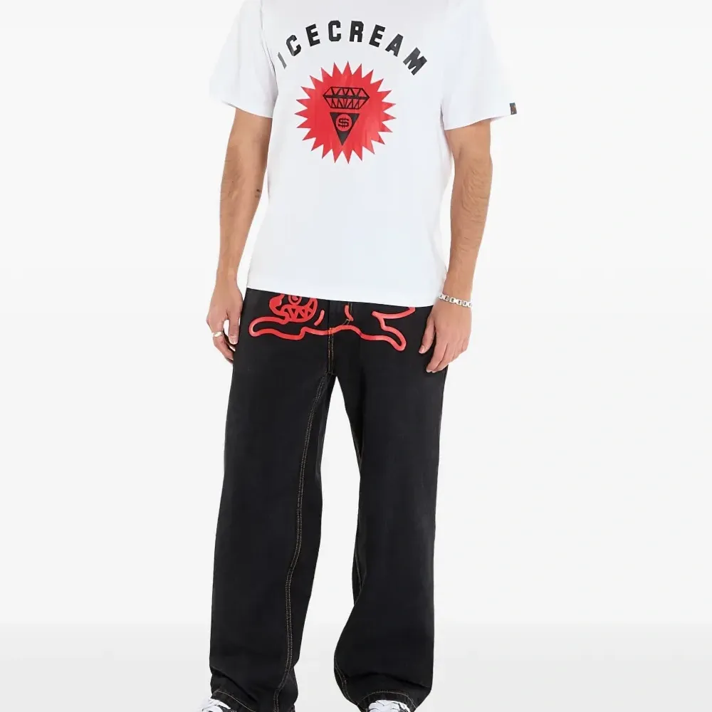 Футболка с логотипом-печаткой