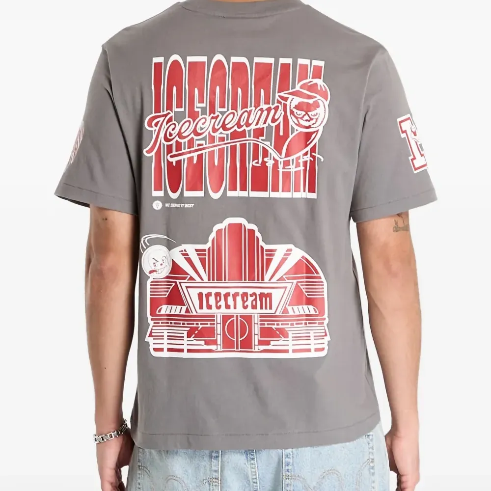 Футболка с мультиграфическим принтом