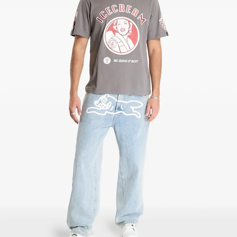 Футболка с мультиграфическим принтом