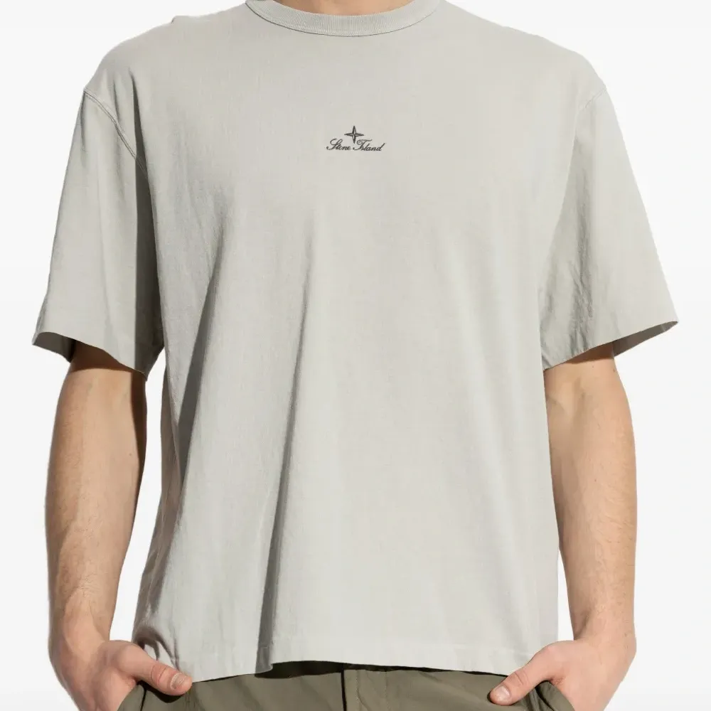 Футболка с вышивкой логотипа