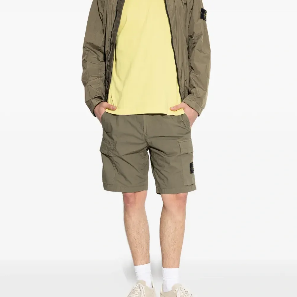 Футболка с нашивкой-логотипом