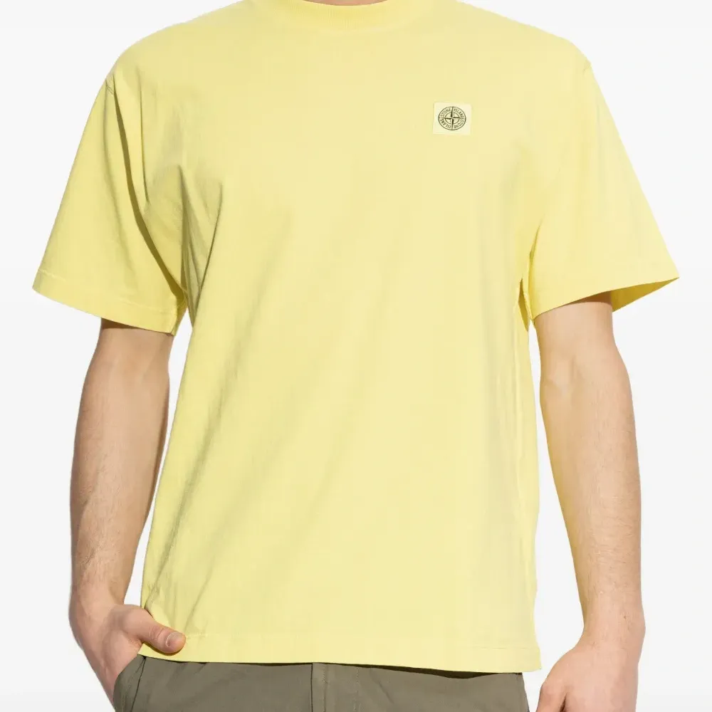 Футболка с нашивкой-логотипом