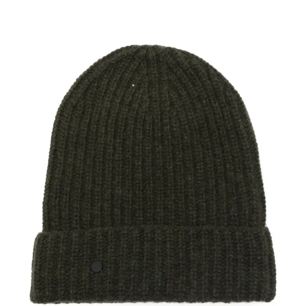 Вязаная шапка в рубчик