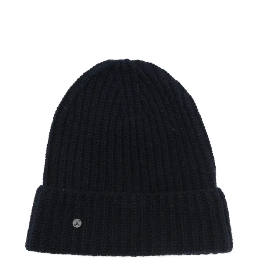 Вязаная шапка в рубчик