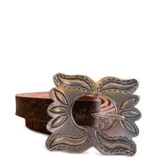 Кожаный ремень с серебряной пряжкой Кожаный ремень с серебряной пряжкой