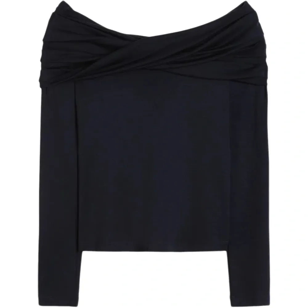 Топ с открытыми плечами и длинными рукавами