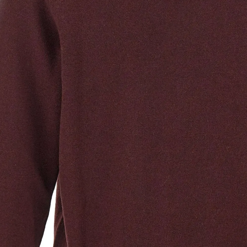 Вязаный свитер с круглым вырезом