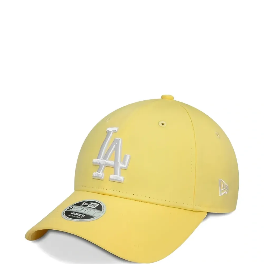 Бейсболка с вышитым логотипом