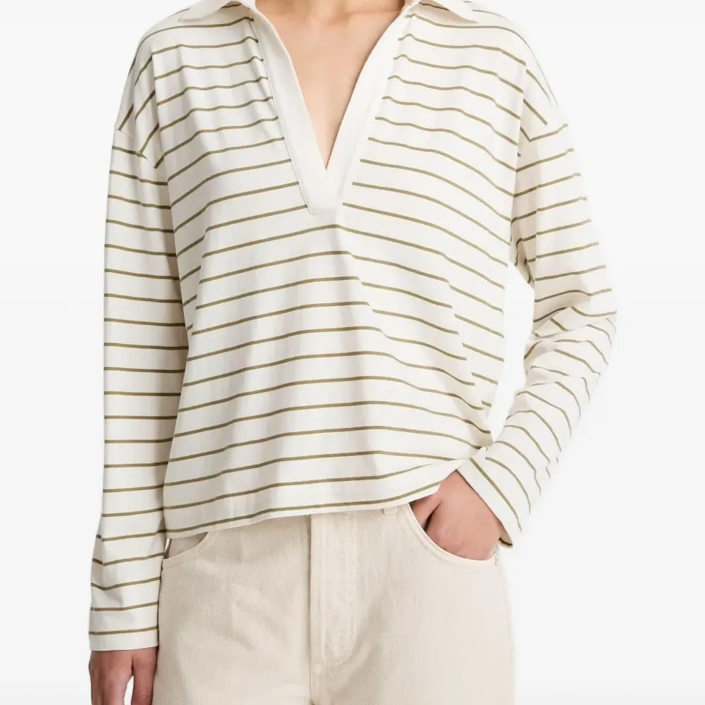 Полосатая футболка с V-образным вырезом