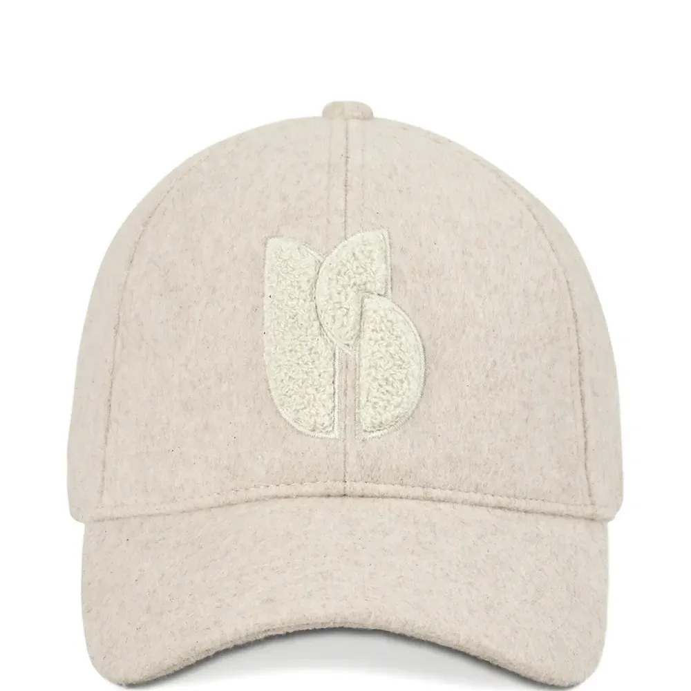 Бейсболка с нашивкой-логотипом