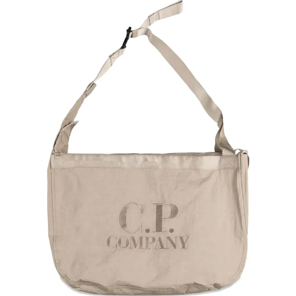 Сумка на плечо с вышитым логотипом