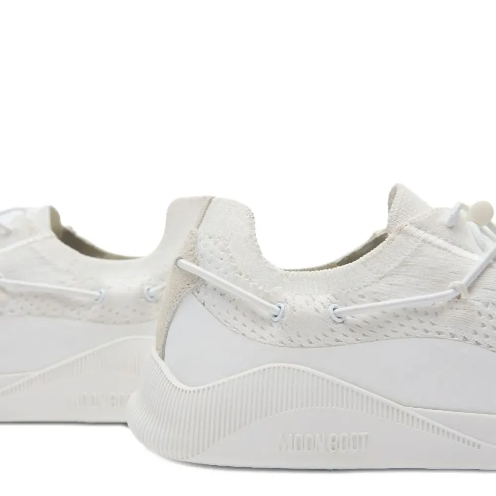 Кроссовки на шнуровке