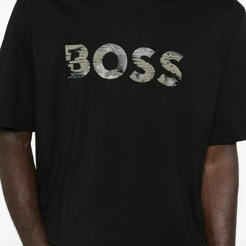 Футболка с камуфляжным логотипом