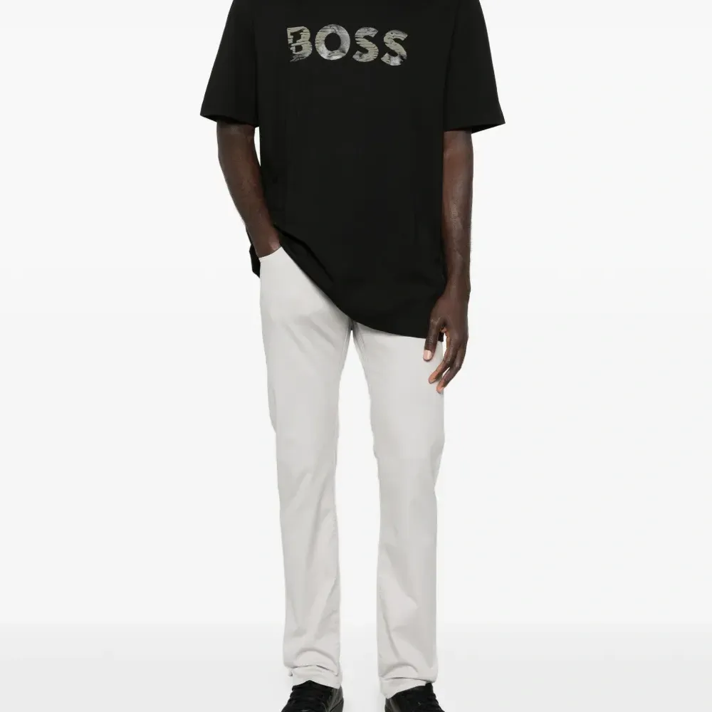 Футболка с камуфляжным логотипом