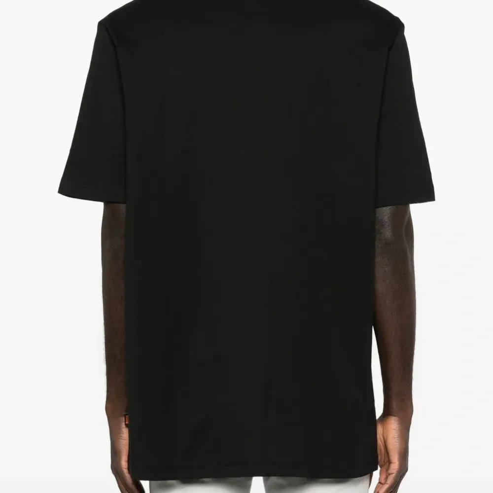 Футболка с камуфляжным логотипом