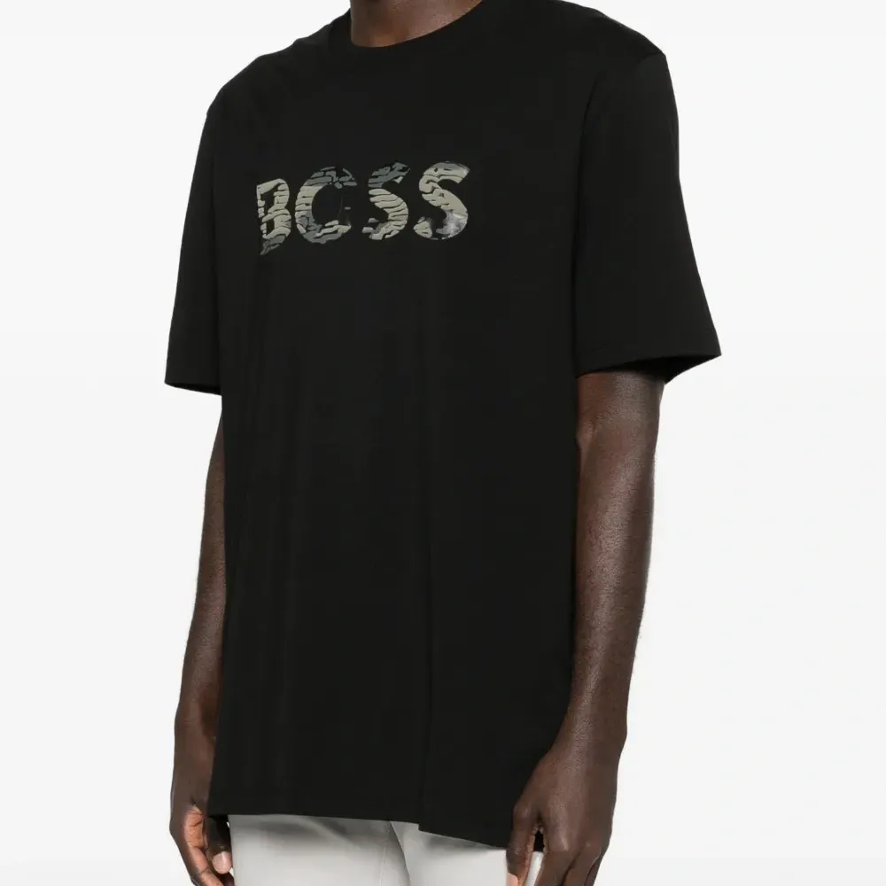 Футболка с камуфляжным логотипом