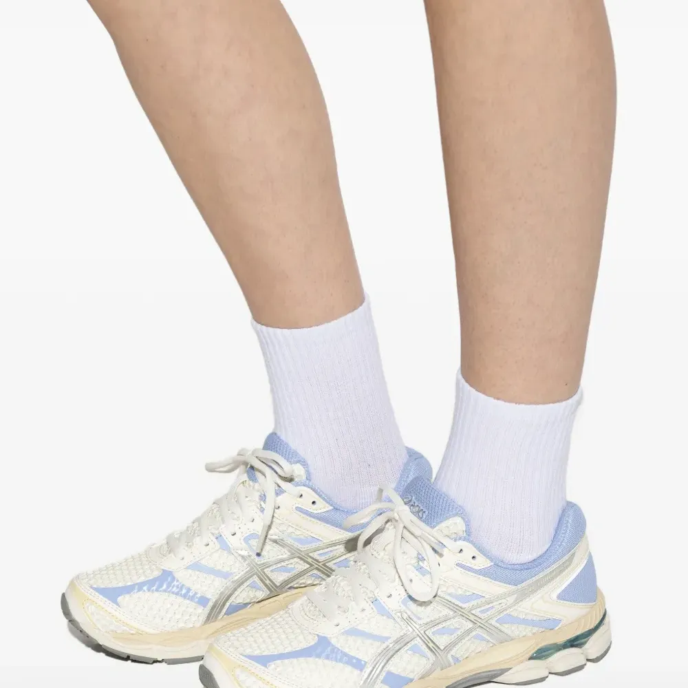 Кроссовки с панелями и шнуровкой