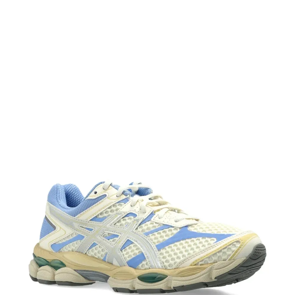 Кроссовки с панелями и шнуровкой