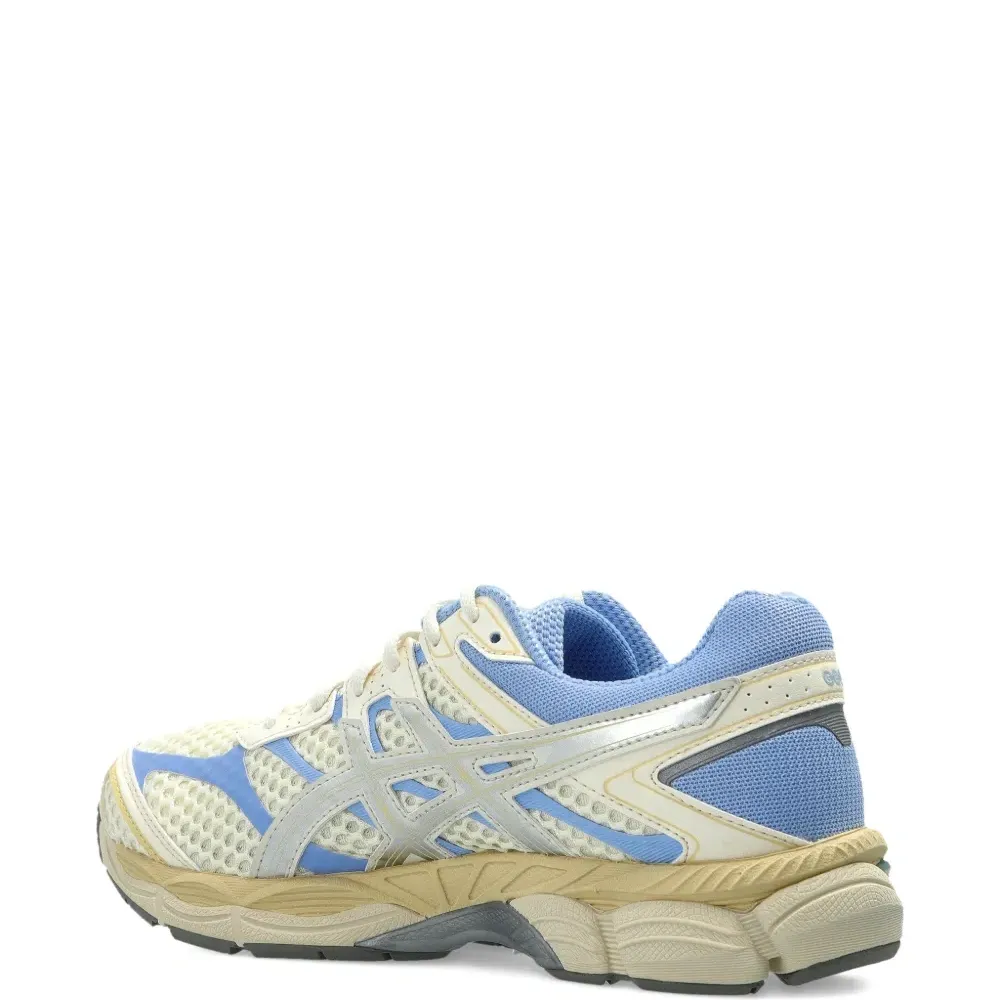 Кроссовки с панелями и шнуровкой