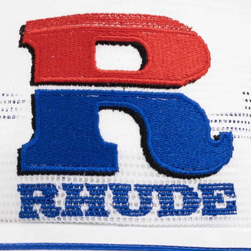 Бейсболка из сетчатой ткани с вышитым логотипом