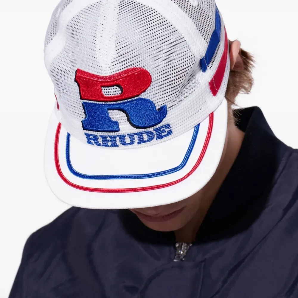 Бейсболка из сетчатой ткани с вышитым логотипом