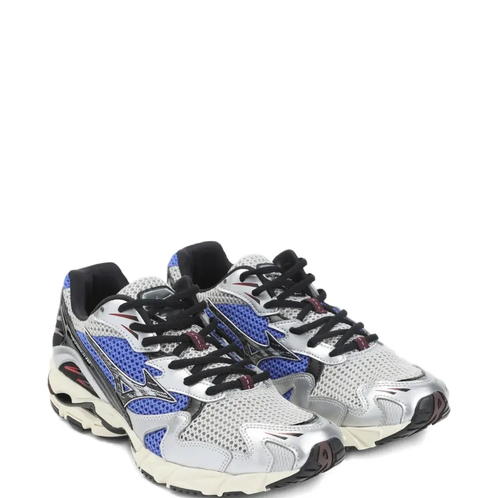 Кроссовки на шнуровке