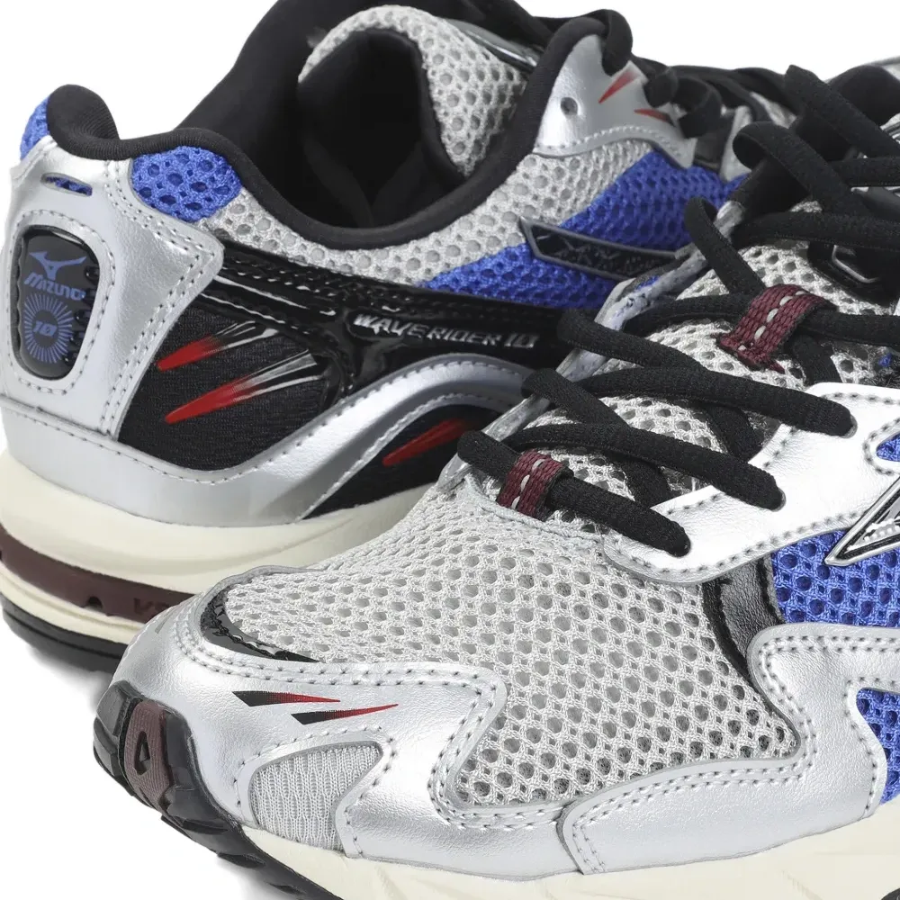 Кроссовки на шнуровке